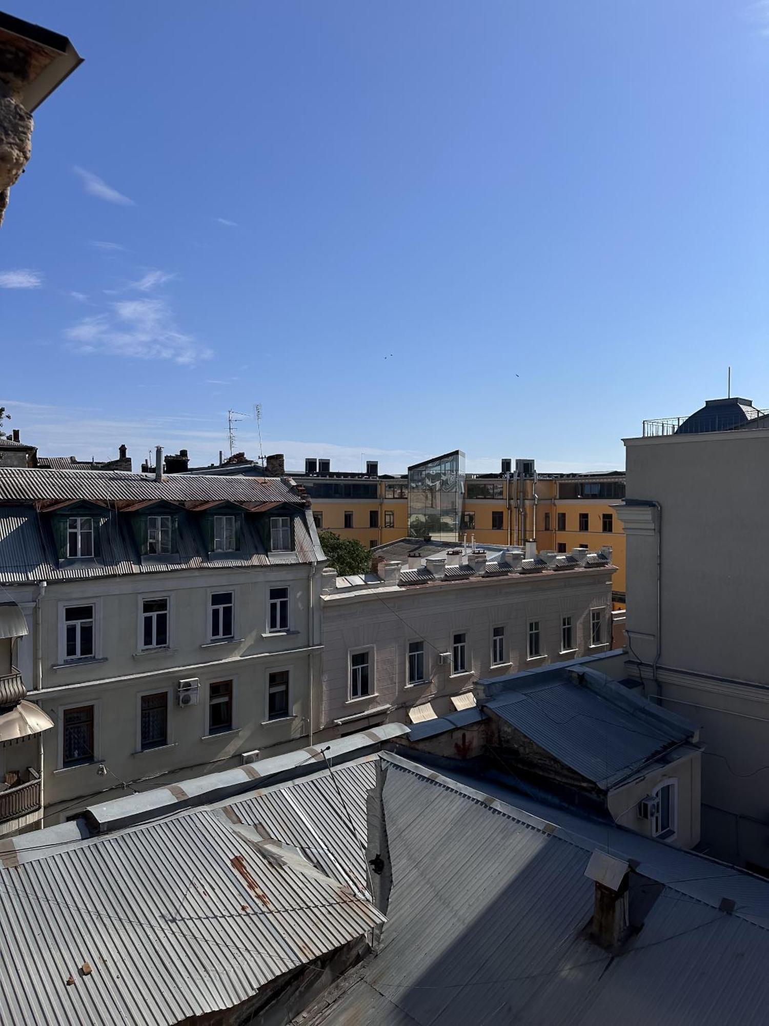White Door Apartments Mansard Heart Of Odessa 2 Eksteriør billede