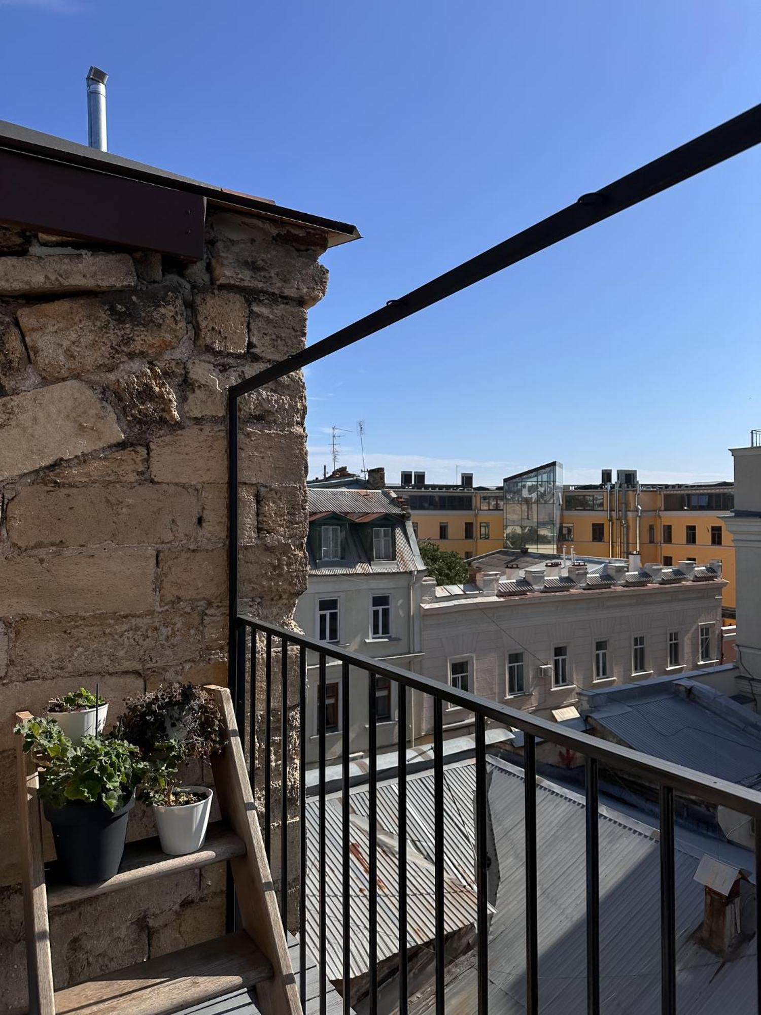 White Door Apartments Mansard Heart Of Odessa 2 Eksteriør billede